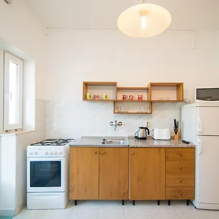 Apartman Comfortable Kastel Stafilic With Balcony Kastela