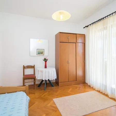 Comfortable Kastel Stafilic With Balcony Apartman Kastela